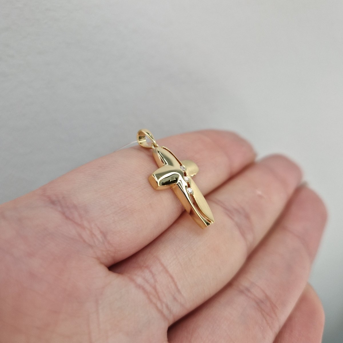 Unikt diamantkors i 18k guld