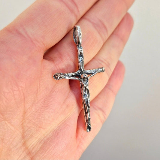 Snyggt silver kors med Jesus. Satin polerad med lite mörk design framhäver korsets detaljer. Detta korset är tillverkat i sterling silver.