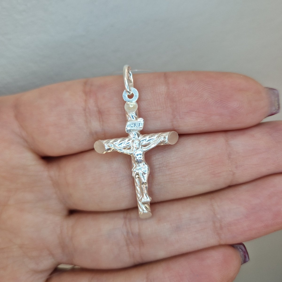 Kors med Jesus vridet mönster