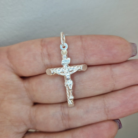 Kors med Jesus vridet mönster