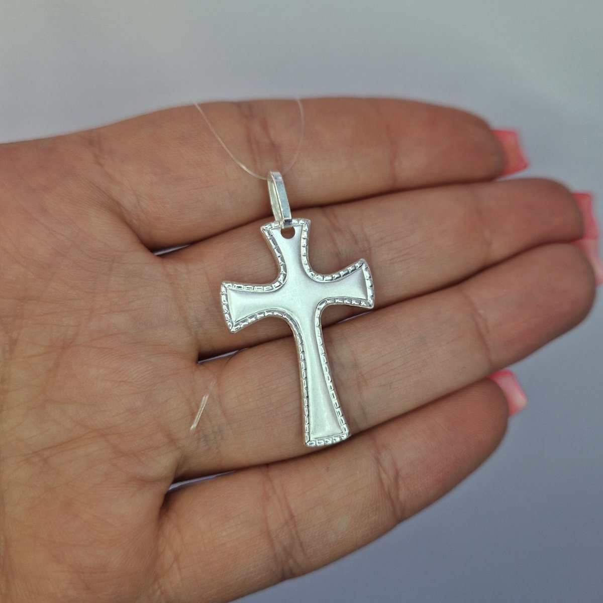 Matt kors med facetterad ram