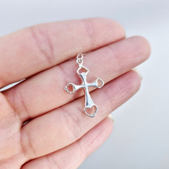 Kors med hjärtan i fin design. Korset tillverkat i sterling silver.