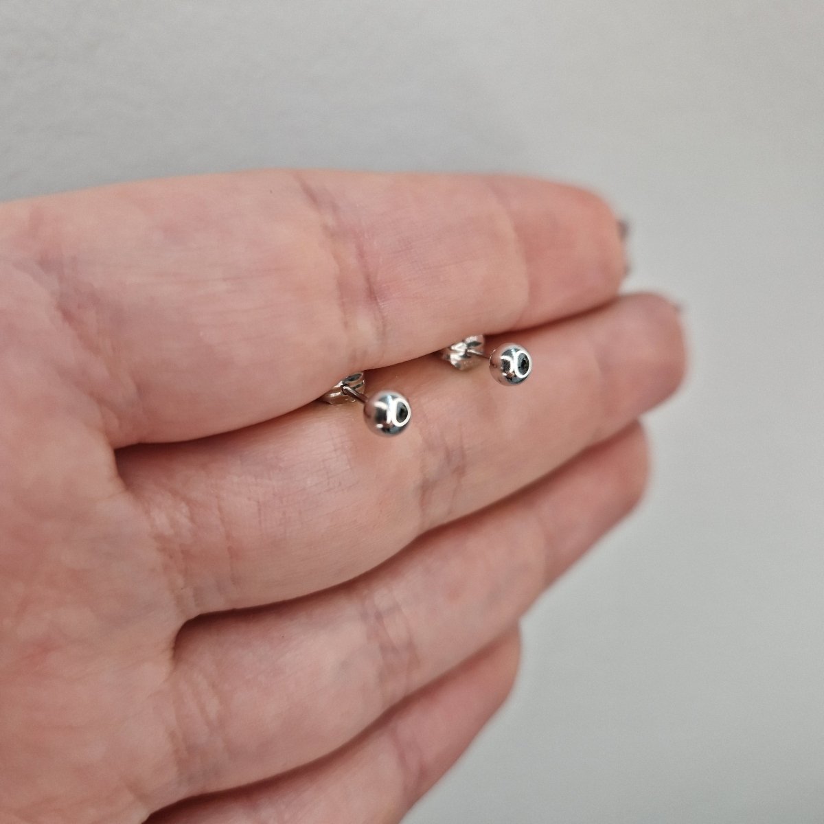 Kulörhängen 18k vitguld 4mm