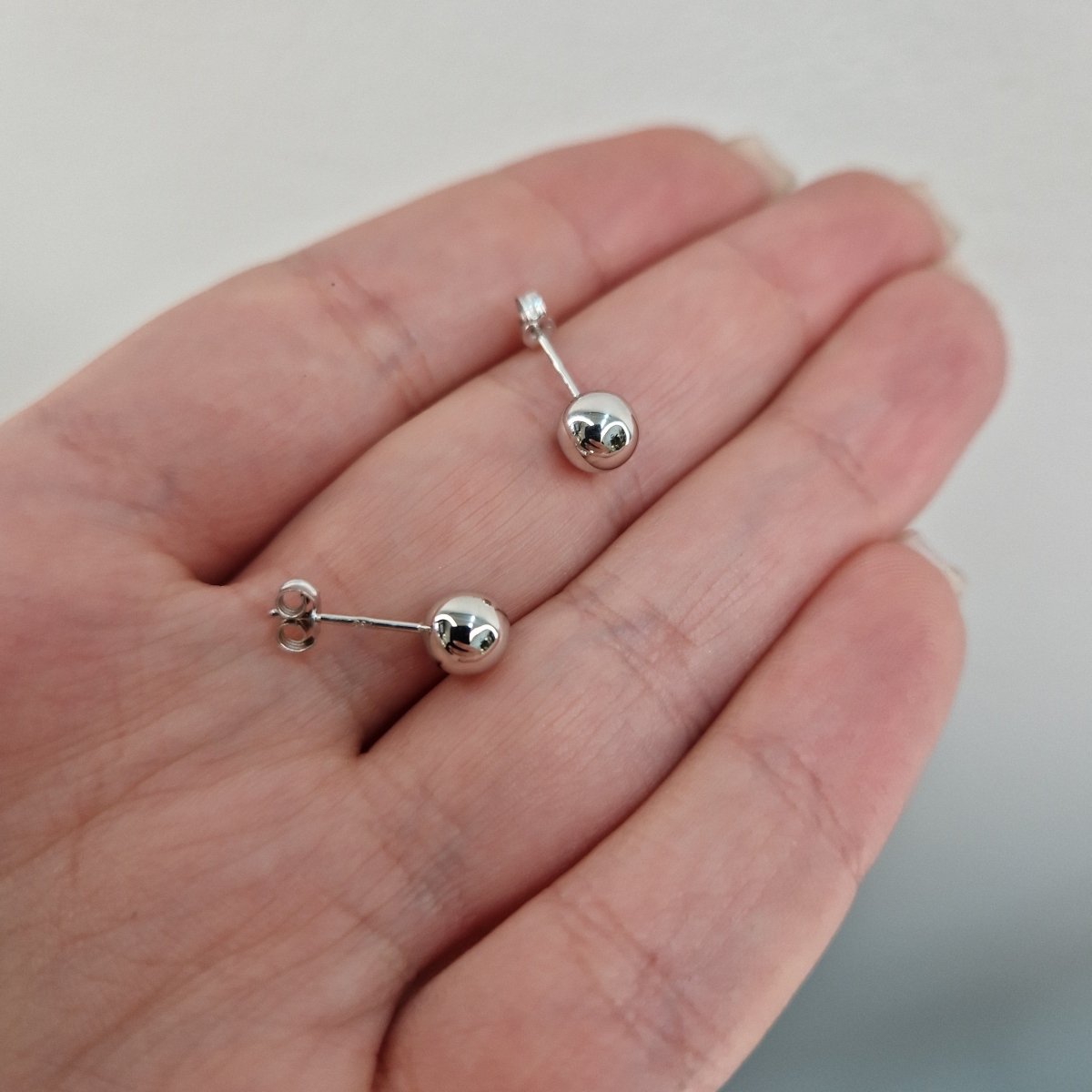 Kulörhängen 18k vitguld 6mm blank