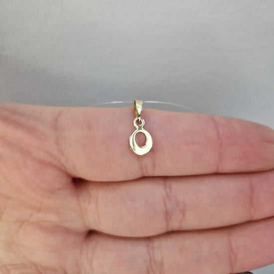 Mindre bokstav i 18k guld