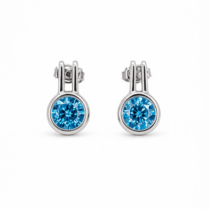 Örhängen i sterling silver. En turkos cubic zirkonia kristall nertill.