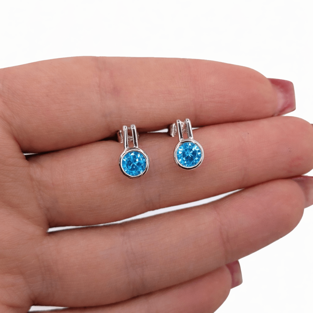 Örhängen i sterling silver. En turkos cubic zirkonia kristall nertill. Stilren design som passar alla tillfällen. 