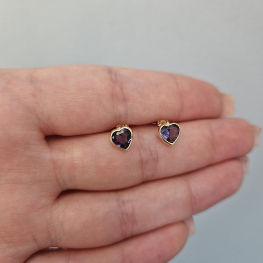 Örhängen 18k guld hjärt formad lila sten