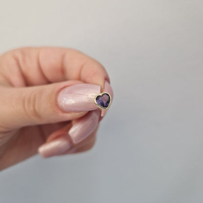 Örhängen 18k guld hjärt formad lila sten