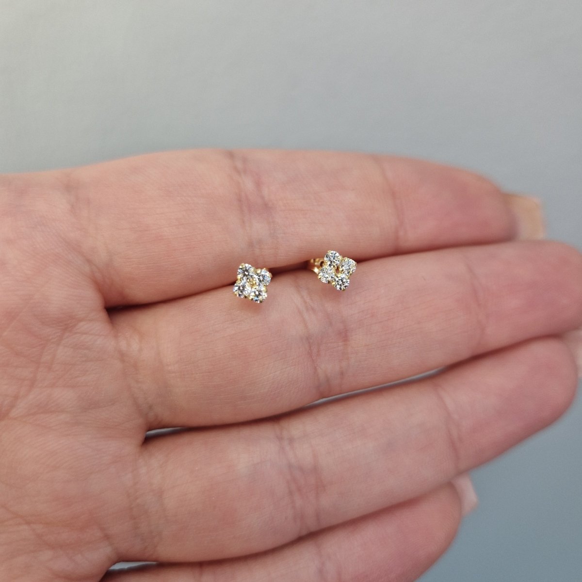 Örhängen 18k guld med fyra kristaller