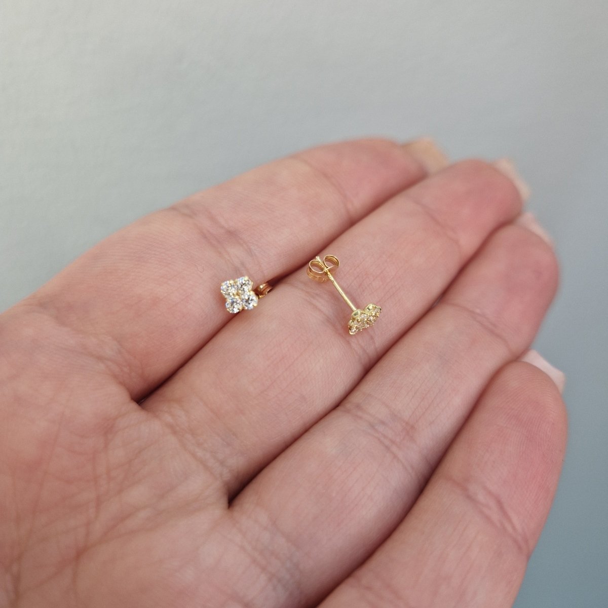 Örhängen 18k guld med fyra kristaller