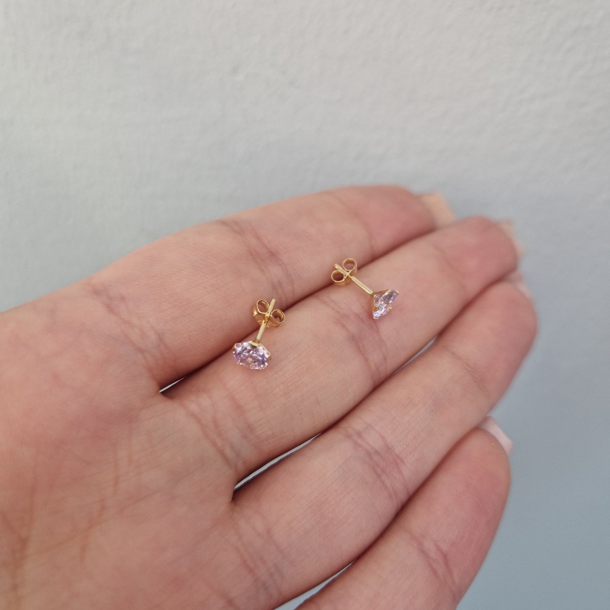 Örhängen 18k guld med ljuslila rund sten