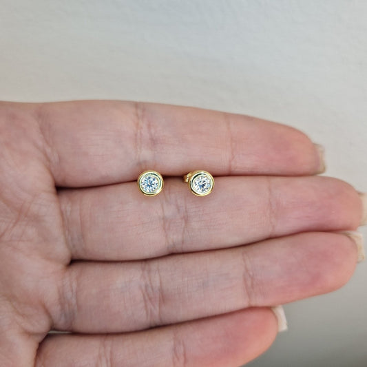 Örhängen 18k guld runda med sten i mitten