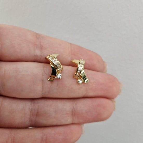 Örhängen i 18k guld med sten i X design
