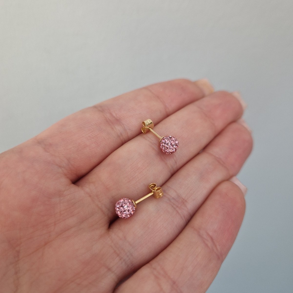 Örhängen med kulor rosa kristaller