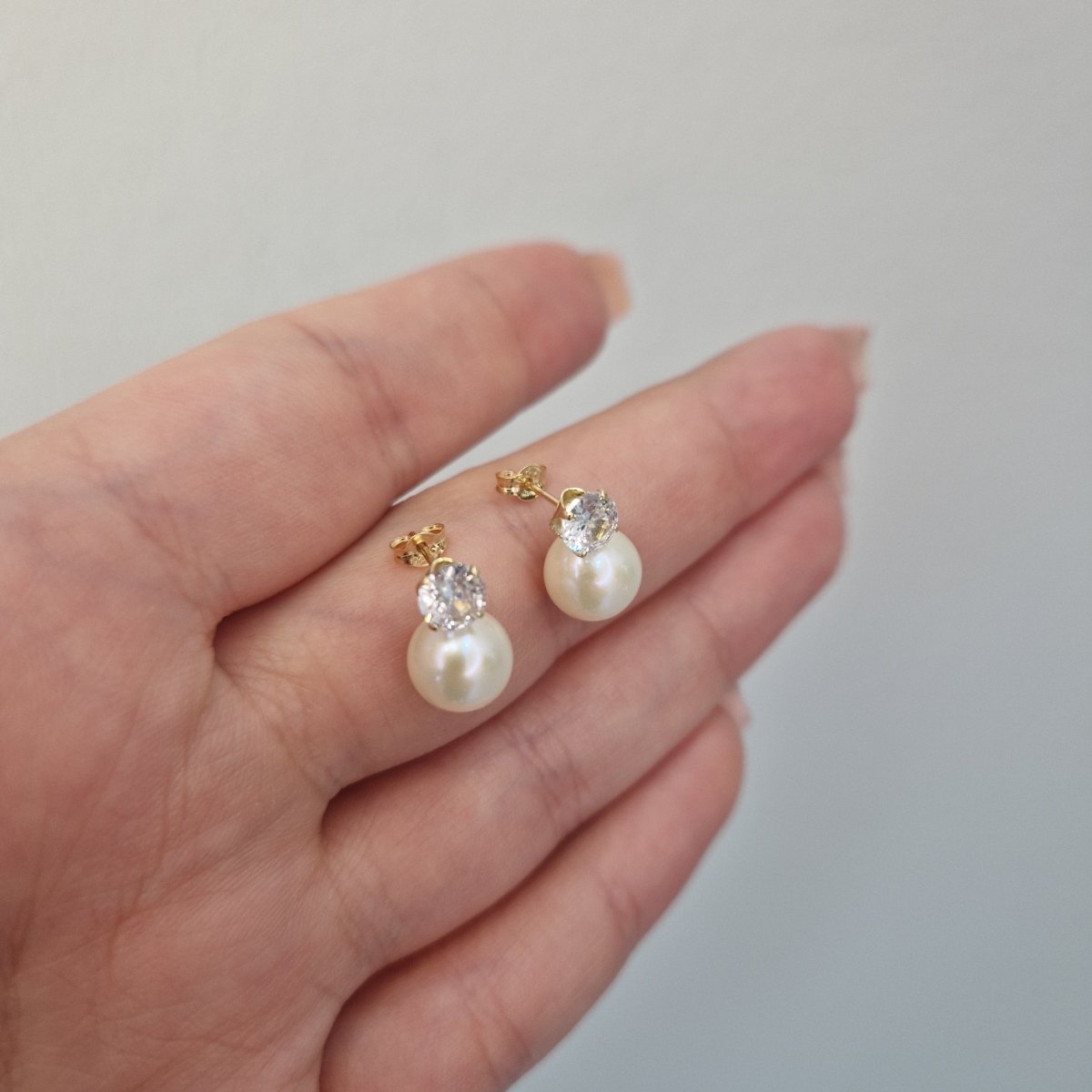 Örhängen med pärla och kristall i snyggt utförande