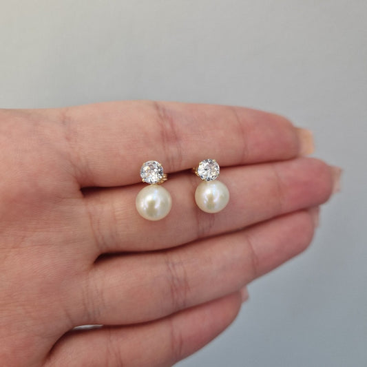 Örhängen med pärla och kristall i snyggt utförande