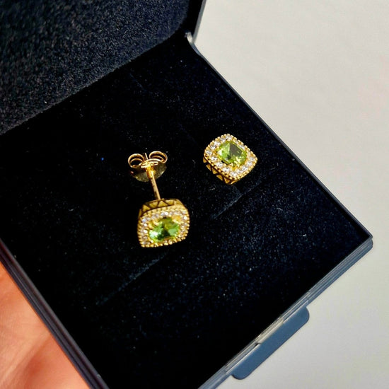 Vackra örhängen i 18k guld. En grön peridot center sten och vackra glittrande cubic zirconia stenar.