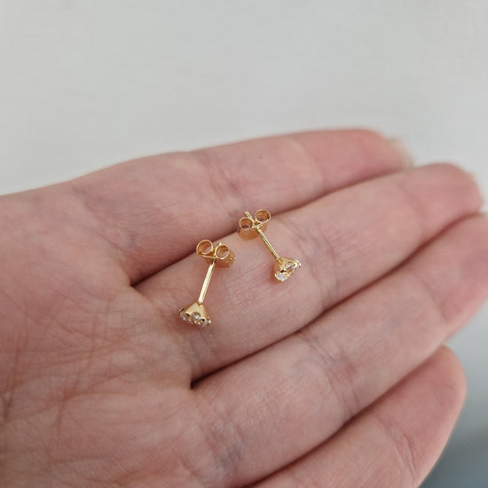 Enstensörhängen med sten 4mm