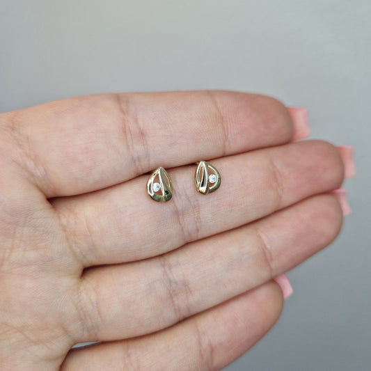 Örhängen med sten tillverkade i 8 karat