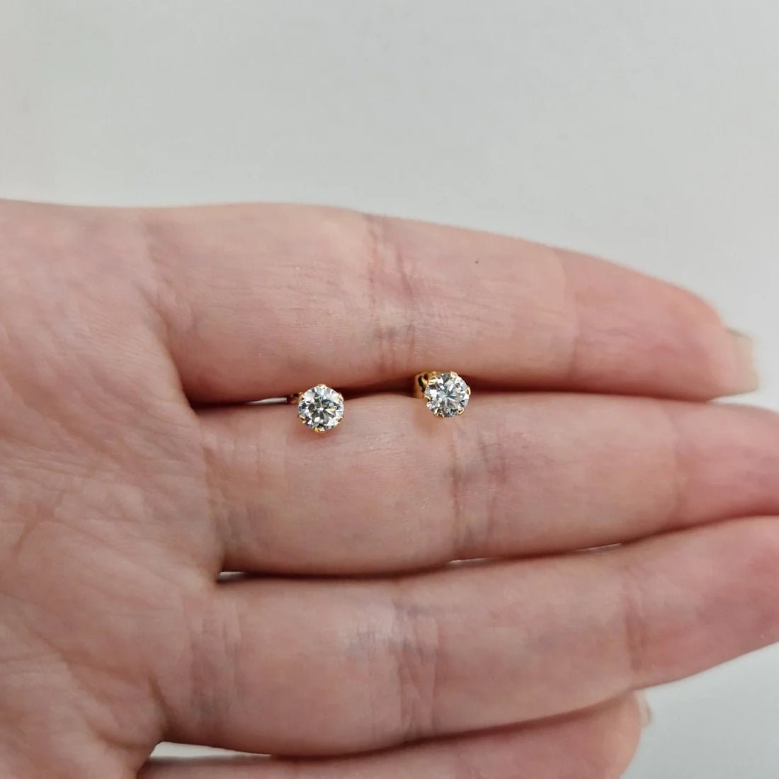 Örhängen med vit sten olika storlekar