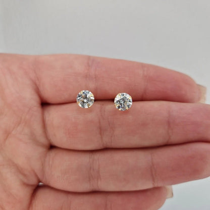 Örhängen med vit sten olika storlekar