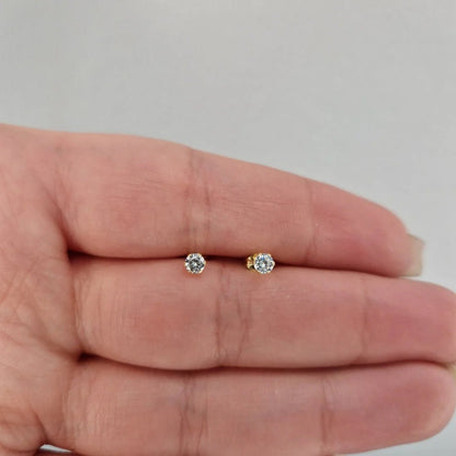 Örhängen med vit sten olika storlekar