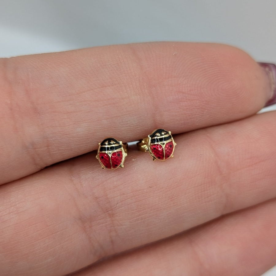 Örhängen Nyckelpiga med emalj 18k guld