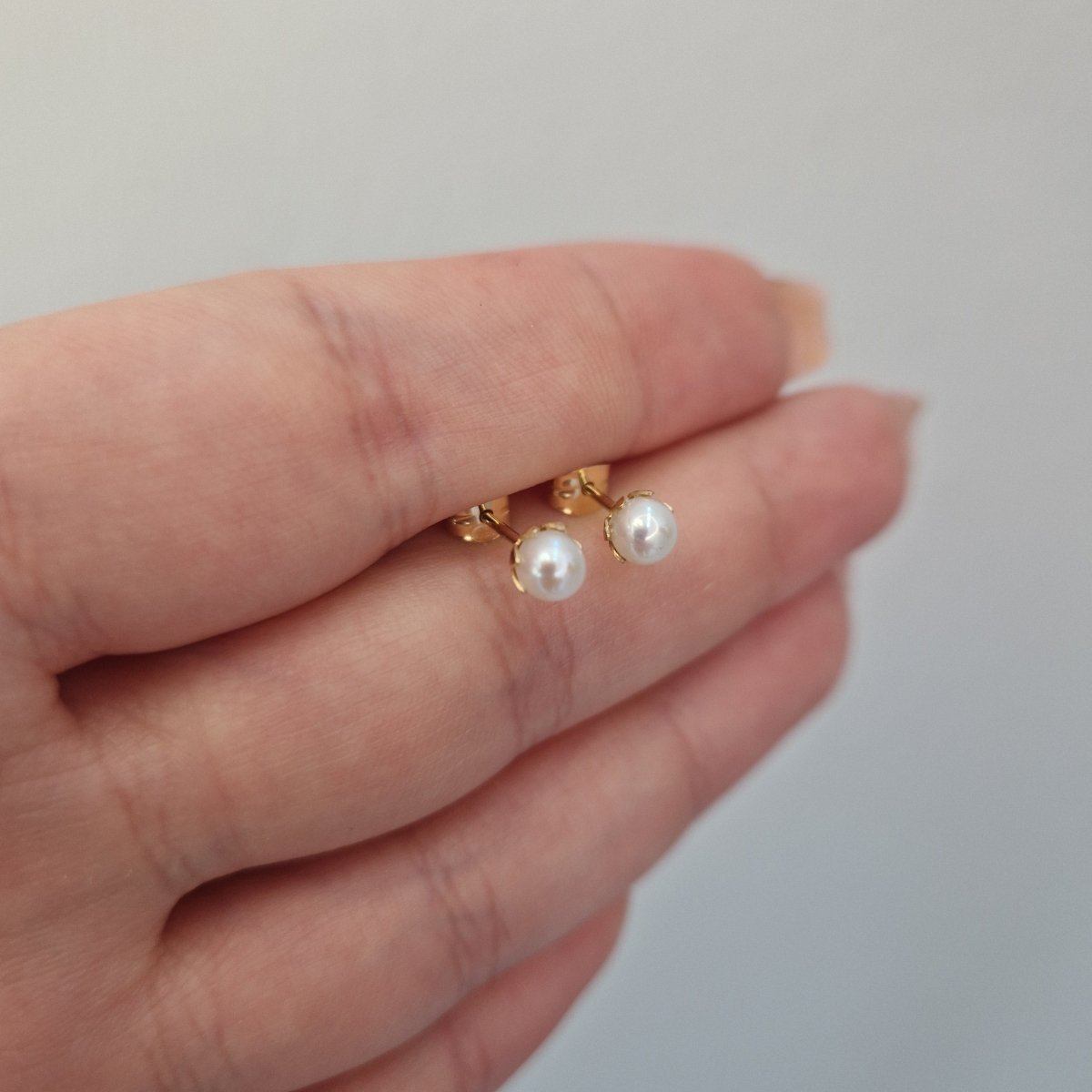 Pärlörhängen 18k guld 4-4,5mm vita med klor