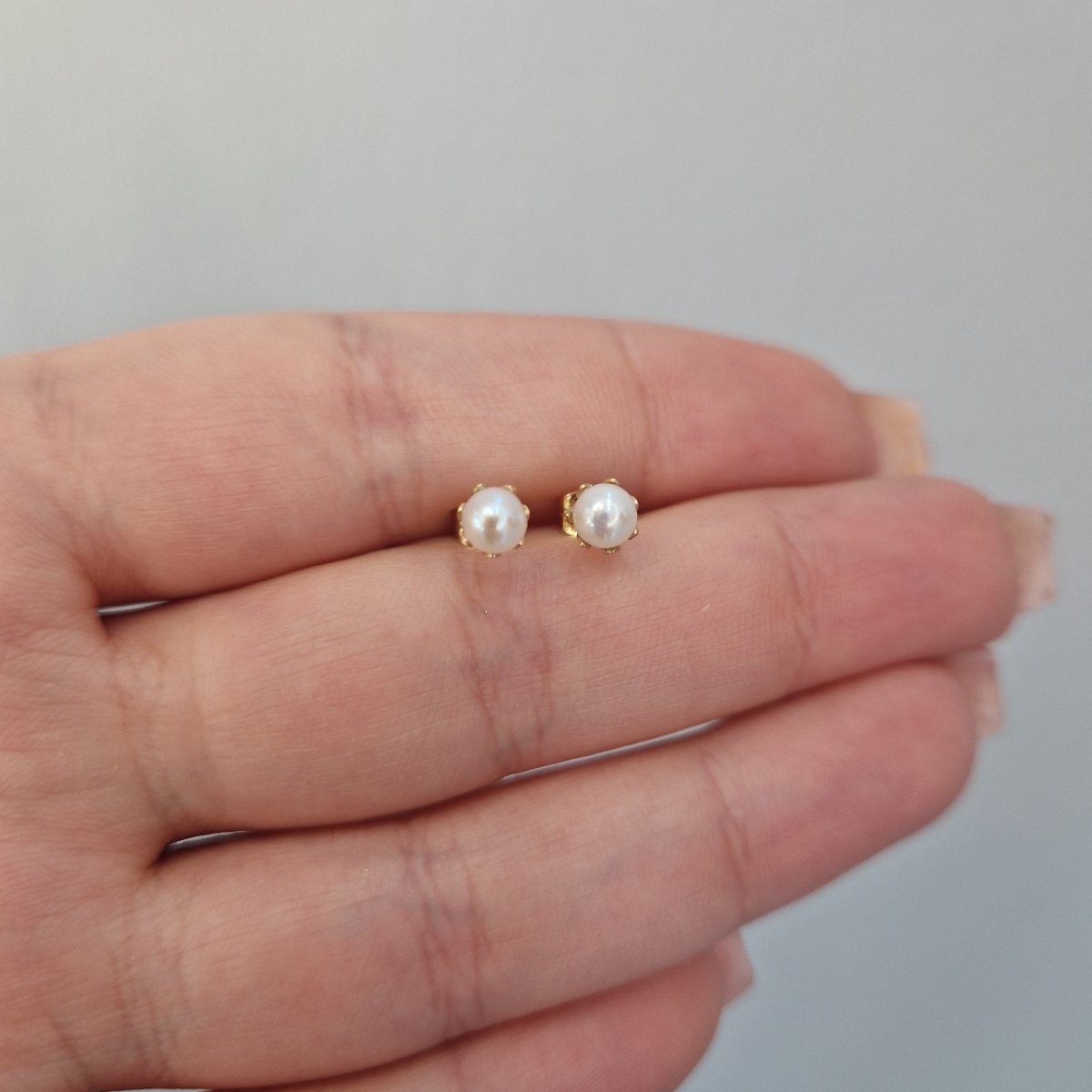 Pärlörhängen 18k guld 4-4,5mm vita med klor