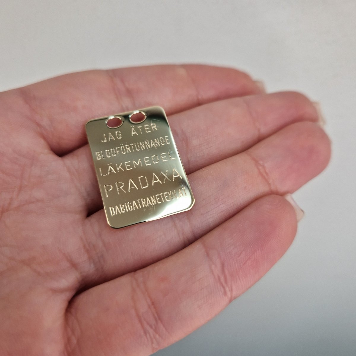 Pradaxa bricka i 18k guld