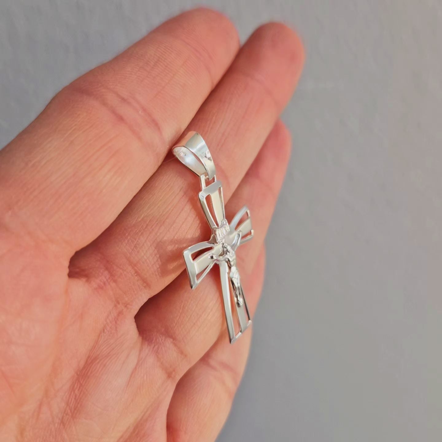 Kors med Josef matt &amp; blankt med Jesus. Korset tillverkat i sterling silver.