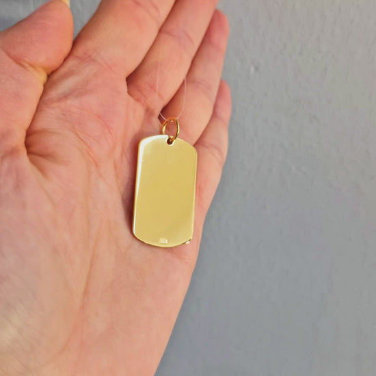 Waran bricka i förgyllt äkta silver. Graverad på svenska på ena sidan och engelska på andra sidan.