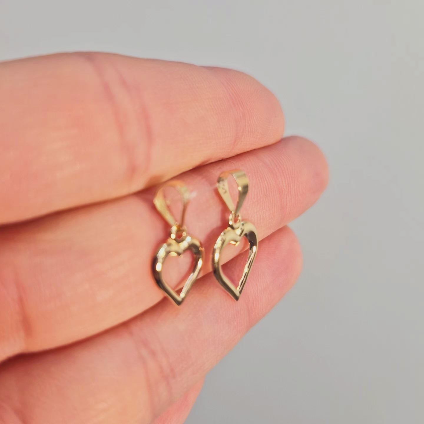 Ett genombrutet hjärta 11 mm. Tillverkad i 18k guld.