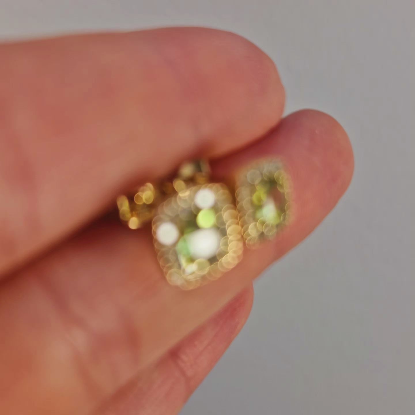Vackra örhängen i 18k guld. En grön peridot center sten och vackra glittrande cubic zirconia stenar.