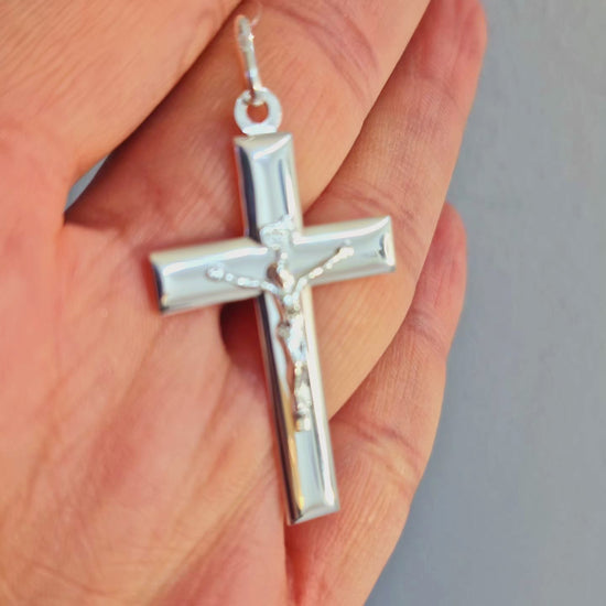 Snyggt silver kors med Jesus. Platt design med underbar polering, Detta korset är tillverkat i sterling silver.
