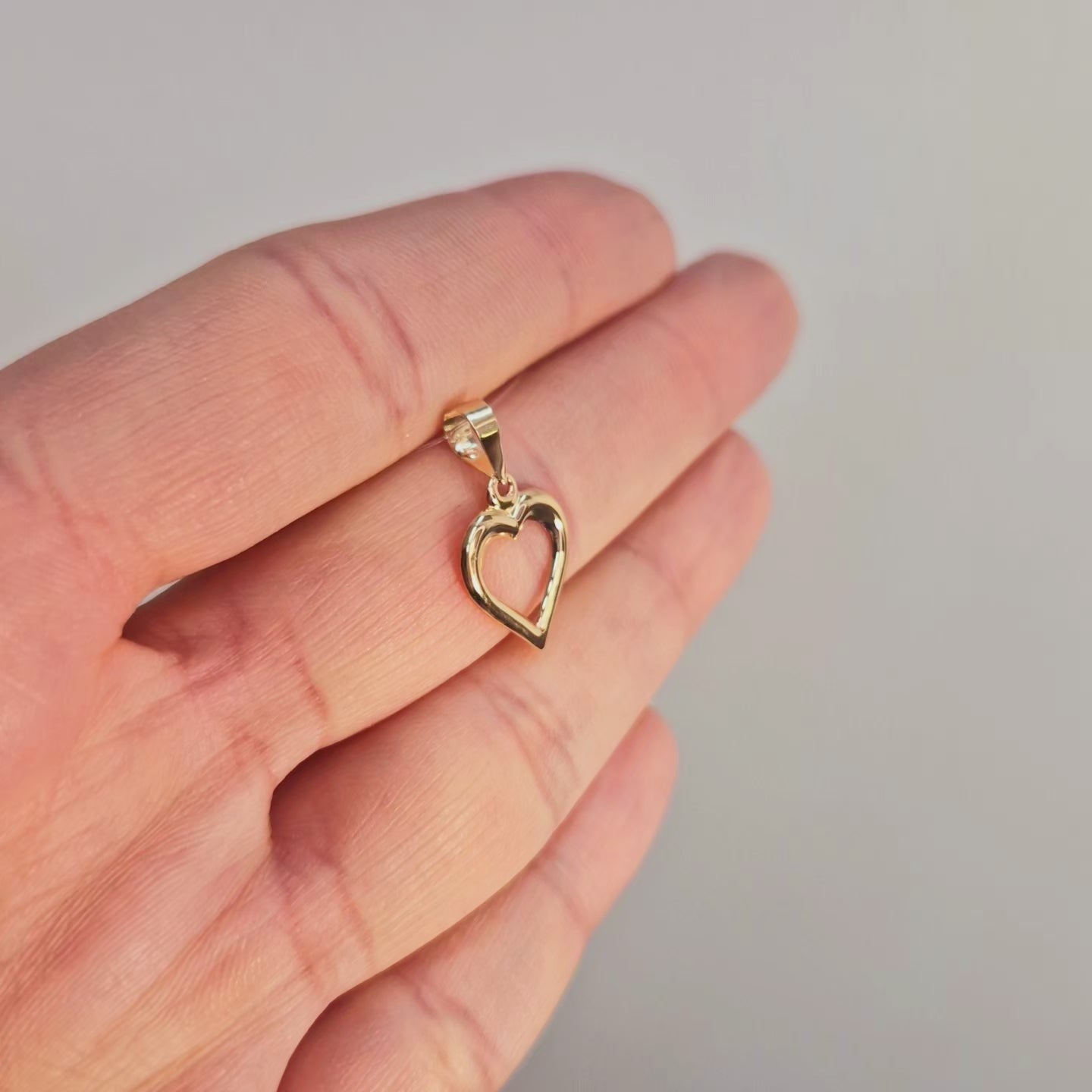 Ett genombrutet hjärta 11 mm. Tillverkad i 18k guld.