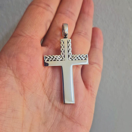 Snyggt silver kors med svart inlägg. Celtic mönster, Detta korset är tillverkat i sterling silver.