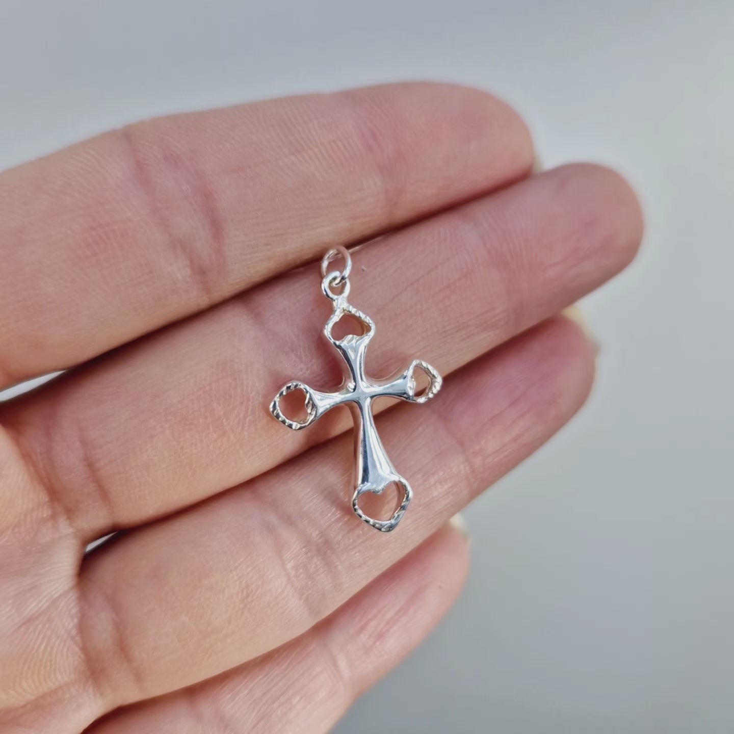 Kors med hjärtan i fin design. Korset tillverkat i sterling silver.