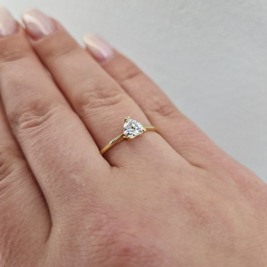 Ring 18k guld med hjärtformad sten 