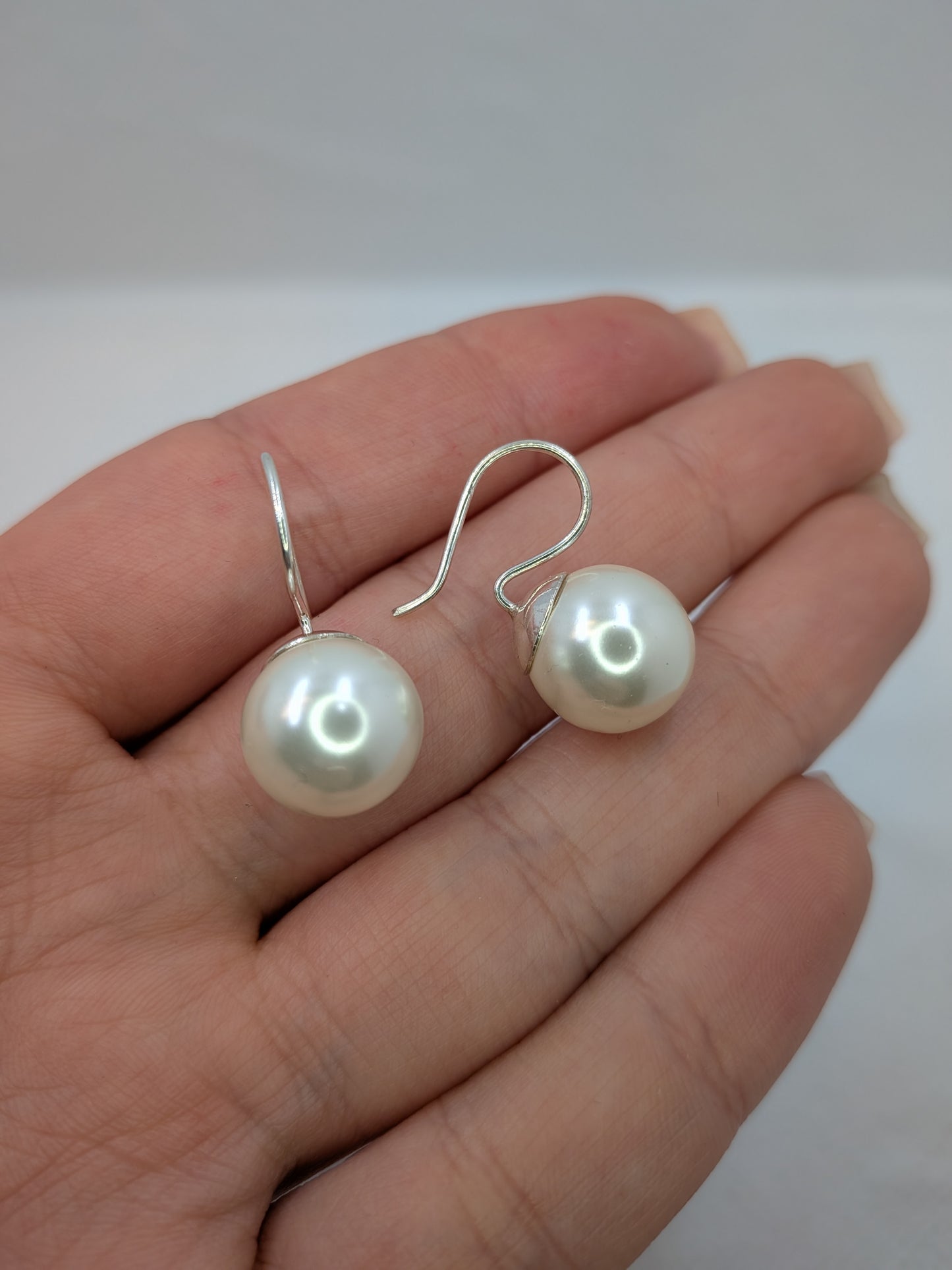 Stora pärlörhängen på krok i sterling silver