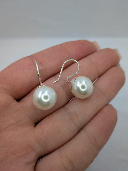 Stora pärlörhängen på krok i sterling silver