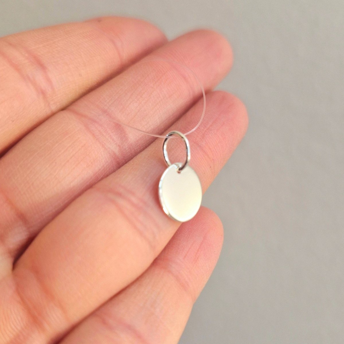 Rondell i äkta silver. Slät, rund, platta och blankpolerad. Gravyrbar - lägg till önskad gravering vid beställning.