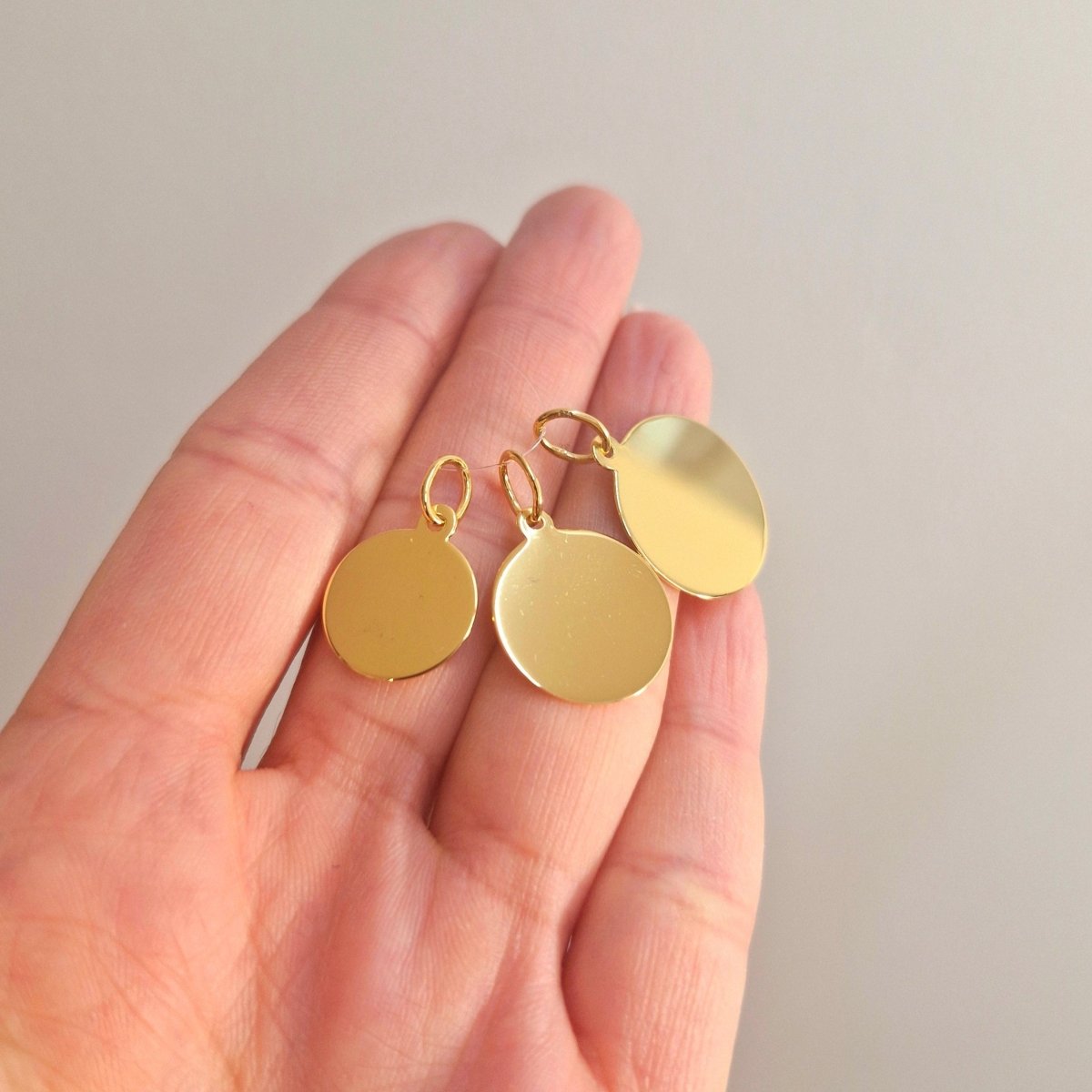 Rondell i förgyllt silver 925. Slät, rund, platta och blankpolerad. Gravyrbar - lägg till önskad gravyr vid beställning. Finns att välja mellan tre olika storlekar.