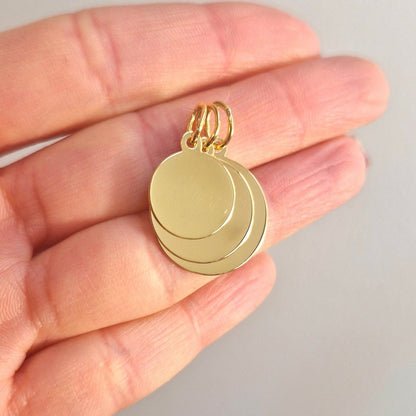 Rondell i förgyllt silver 925. Slät, rund, platta och blankpolerad. Gravyrbar - lägg till önskad gravyr vid beställning. Finns att välja mellan tre olika storlekar.