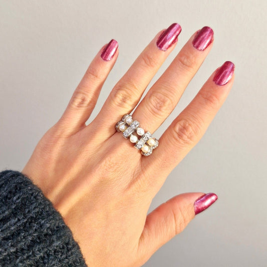 Ring i äkta silver med pärlor och cubic zirconia stenar. 18k vitgulds pläterad för extra fin lyster.