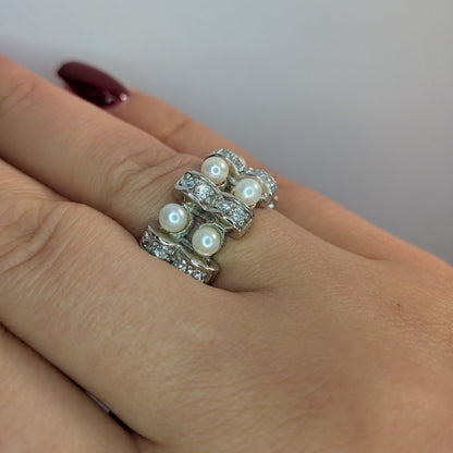 silver ring med pärlor och stenar