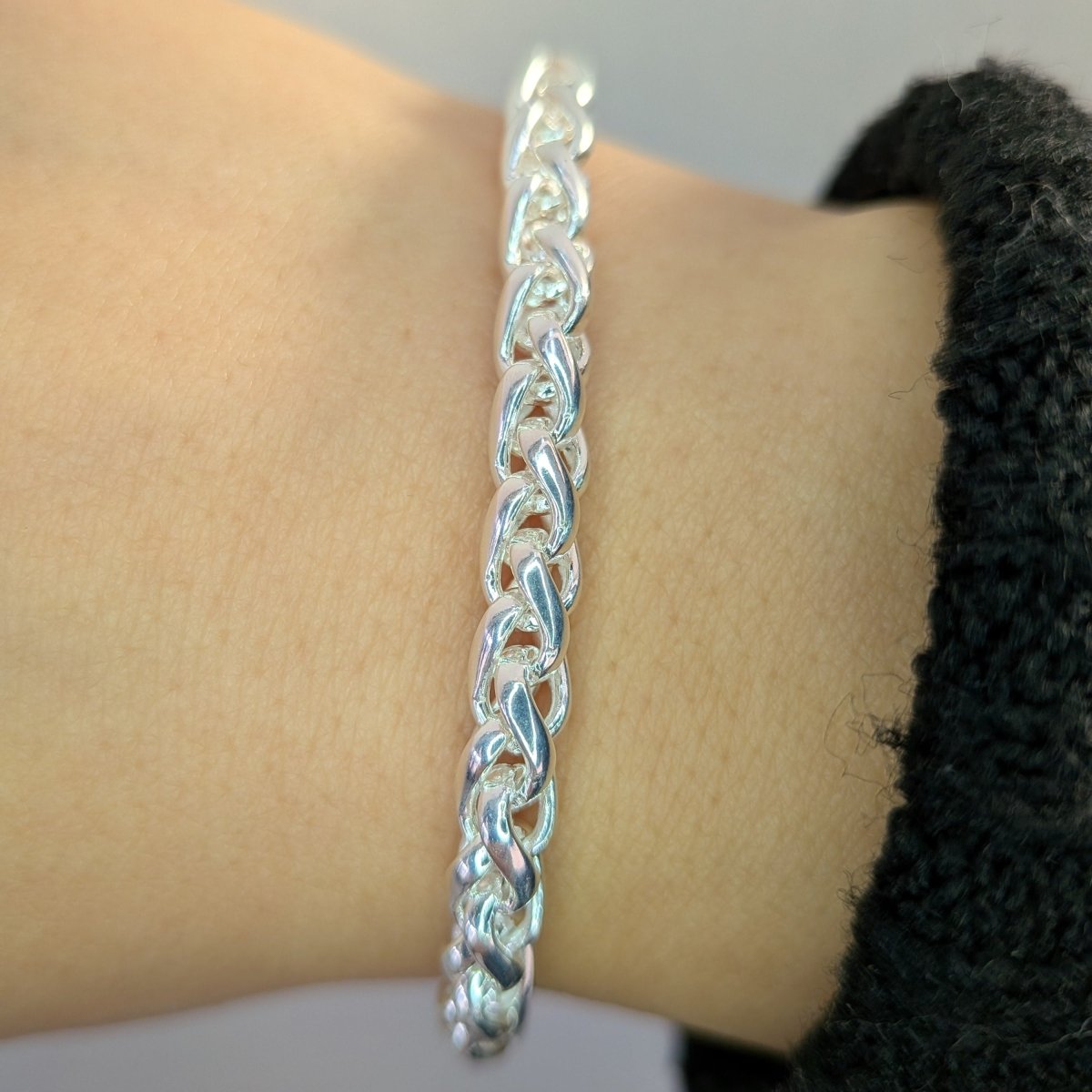 Silver armband rep design