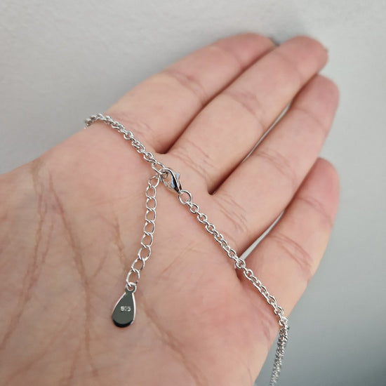 Silverhalsband med stenar
