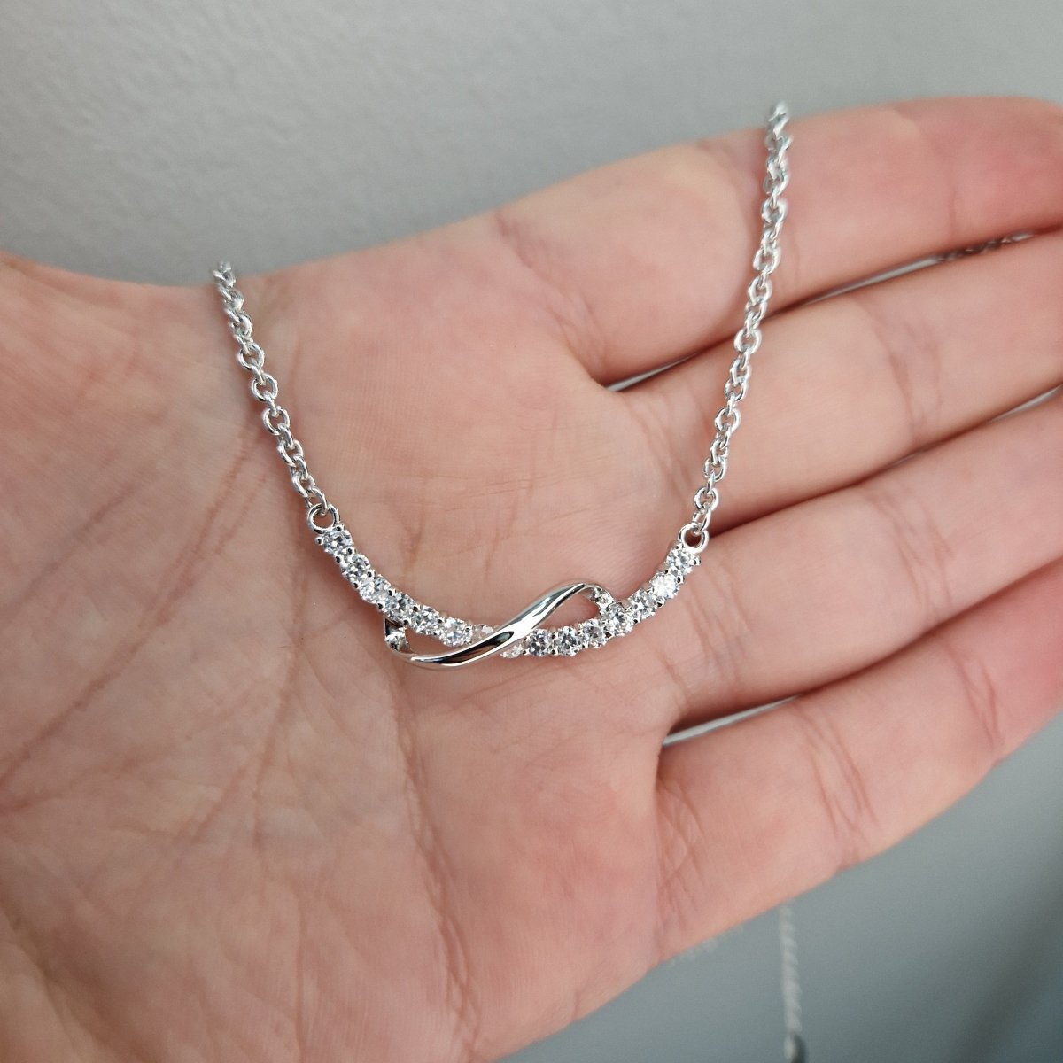 Silverhalsband med stenar